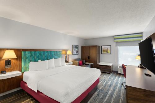 布里奇波特布里奇波特/克拉克斯堡汉普顿酒店的酒店客房设有一张大床和一张书桌。