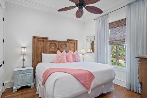 巴拿马城海滩All Decked Out的卧室配有带粉红色枕头的大型白色床