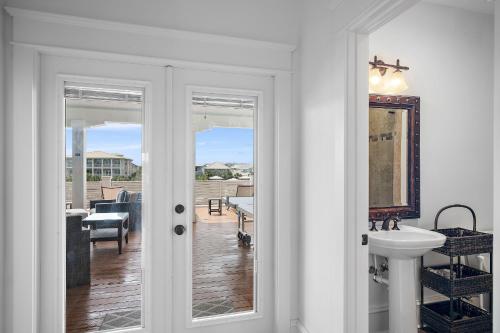 巴拿马城海滩All Decked Out的白色的浴室设有水槽和镜子