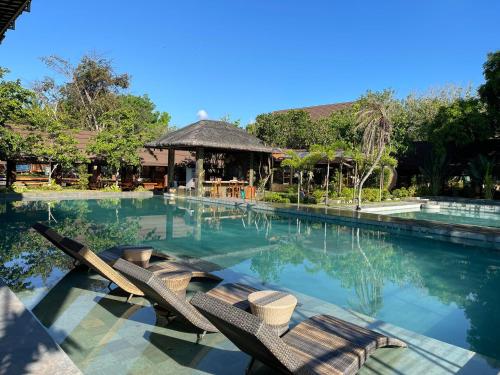 圣巴勃罗Diwata Nature Resort的度假村内带躺椅的游泳池
