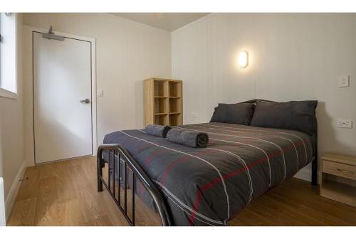 弗林德斯彻斯Discovery Parks - Kangaroo Island的一间卧室配有一张带灰色毯子的大床