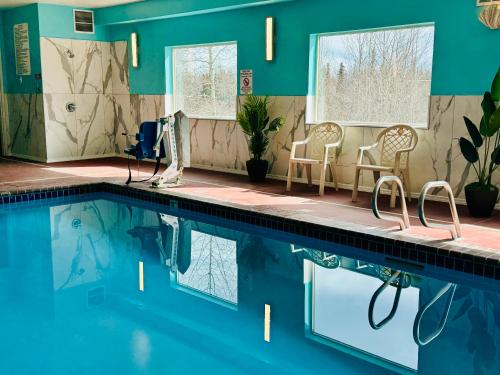 索尔多特纳阿斯彭酒店的一个带两把椅子和一张桌子的游泳池