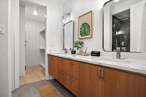 达拉斯Cozy 3-bedroom townhouse with a private loft的一间带两个盥洗盆和大镜子的浴室