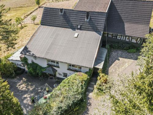 施马伦贝格Cosy apartment in Menkhausen near the ski area的屋顶房屋的顶部景色