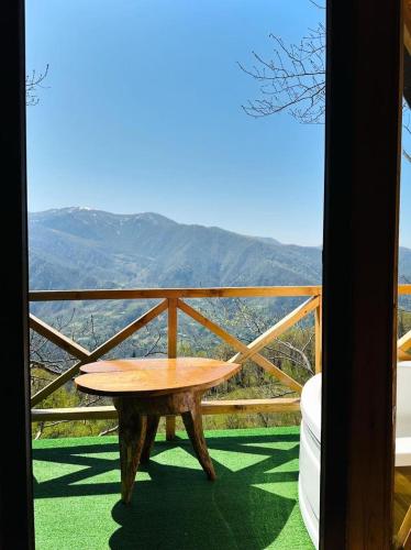 Inasharidzeebicottage panorama merisi的山景阳台上的桌子