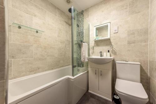 BroseleyPass the Keys Hurdley Heights at The Iron House的浴室配有卫生间、盥洗盆和淋浴。