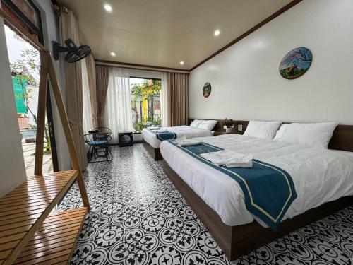 宁平Azalea Tam Coc Ninh Bình的一间带两张床的卧室和一个阳台