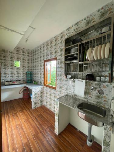 BhurtukMountaintop Guest House的厨房配有水槽和台面