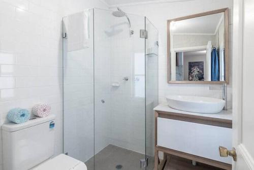 悉尼Modern Heritage Home - Stunning Bridge Views的带淋浴、卫生间和盥洗盆的浴室