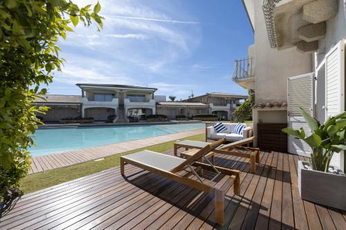 帕劳Sardinia Gold Luxury Apartment的一个带游泳池和房子的后院
