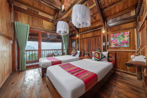 清化Gateway inn Puluong的木墙客房的两张床