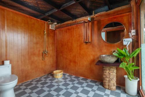 清化Gateway inn Puluong的一间带卫生间和水槽的浴室