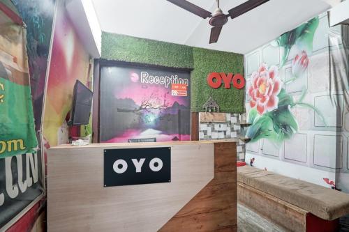 罗塔克Super OYO Hotel Ginni的电视屏幕上的电子游戏的房间