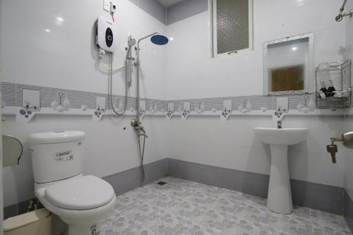 Nhơn TrạchHotel Trâm Anh 2的一间带卫生间和水槽的浴室