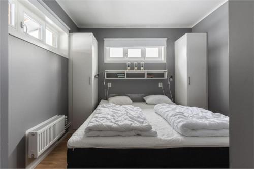 JärboKungsbergetNatur的一间小卧室,内配一张大床