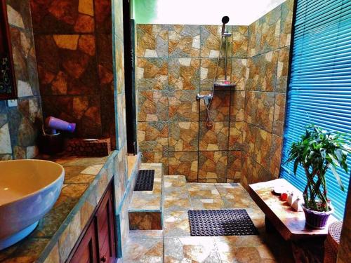 德格拉朗杰桑村梅尔塔宾馆的一间带水槽和淋浴的浴室