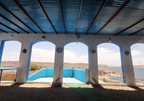 阿斯旺Asilah kato nubian guest house的从大楼内方的四扇窗户欣赏美景