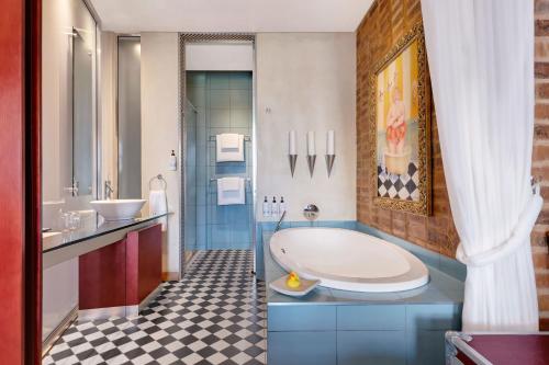 约翰内斯堡非洲梅尔罗斯普赖德阿彻傲途格精选酒店的带浴缸和盥洗盆的浴室