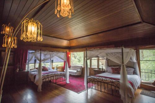 克恩维尔Quiet Mind Lodge, Spa & Retreat Sequoias的一间卧室设有两张床和木制天花板