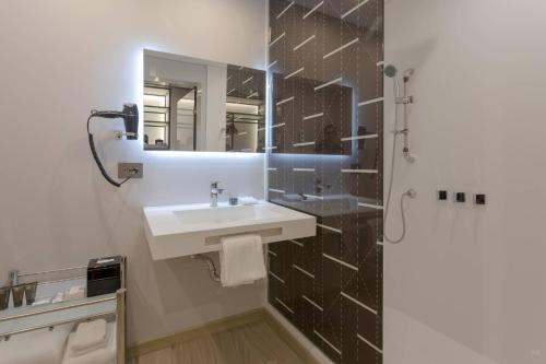 圣玛尔塔AC Hotel By Marriott Santa Marta的一间带水槽和镜子的浴室