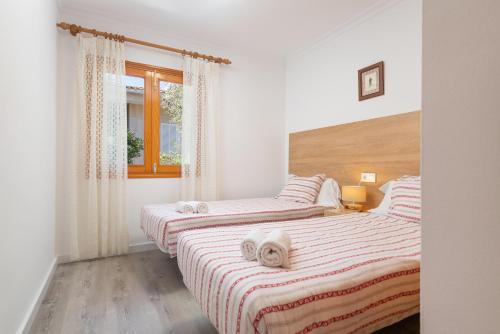 穆罗海滩Villa Canta的带窗户的客房内设有两张单人床。
