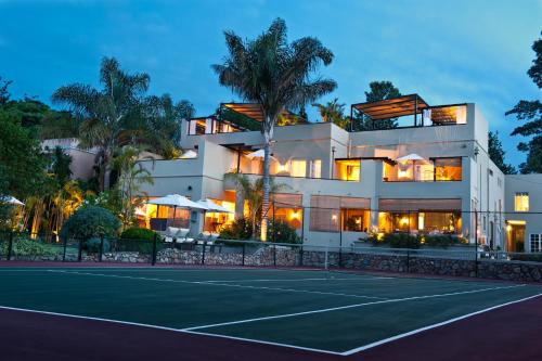 约翰内斯堡住宅酒店的前面设有网球场的房子