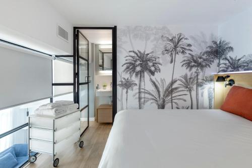 塞维利亚Magno Apartments Sepúlveda的一间卧室,配有床和棕榈树壁纸