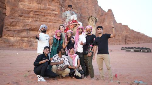 入住Wadi Rum Bedouin Heart Camp的一家人