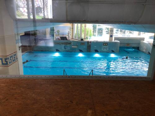 圣恩吉玛Ferienwohnung Tanja的一座大型游泳池,里面的人都沉浸在水中