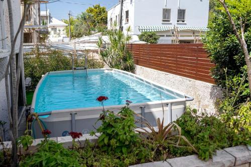 荷兹利亚Stylish 4BR Villa - Herzliya Pituah的花园内的游泳池,带房子