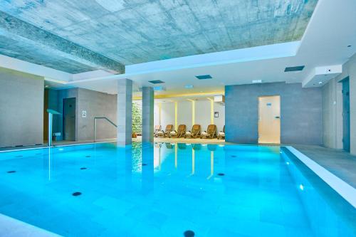 斯维诺乌伊希切West Baltic Resort Wellness & Spa的游泳池,位于酒店带游泳池的房间