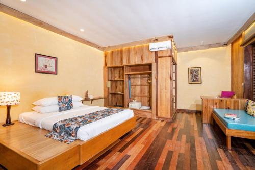 白马市凉廊自然度假酒店的配有一张床和一张书桌的酒店客房