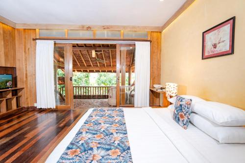 白马市凉廊自然度假酒店的客厅配有白色沙发和地毯。