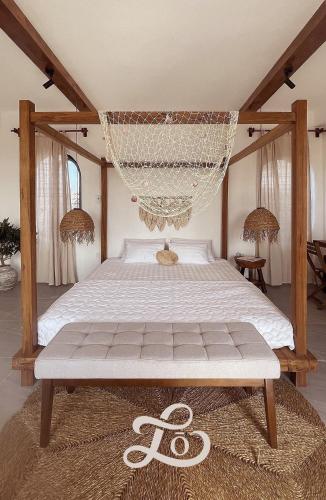Phu YenLo Villa - Venuestay的一间卧室配有一张带蚊帐的床