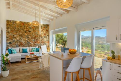 阿基欧斯尼古拉斯Althea Villa by breathtaking view的厨房以及带桌椅的起居室。