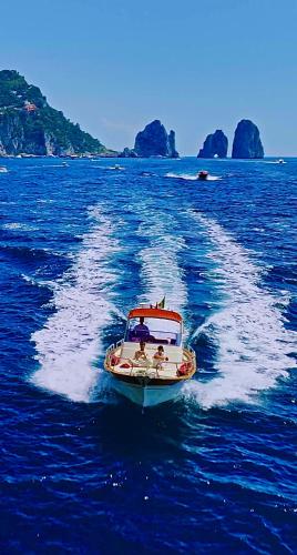 卡普里U sea Capri的一条小船在水中,有一条小径