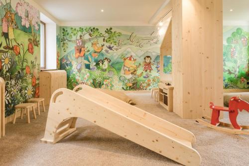 什特尔巴ARIETES MARMONT Resort TINY Houses的一间儿童房,里面装有女郎的壁画 波