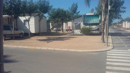 贝尼多姆阿尔马夫拉露营度假酒店的停在街道边的卡车