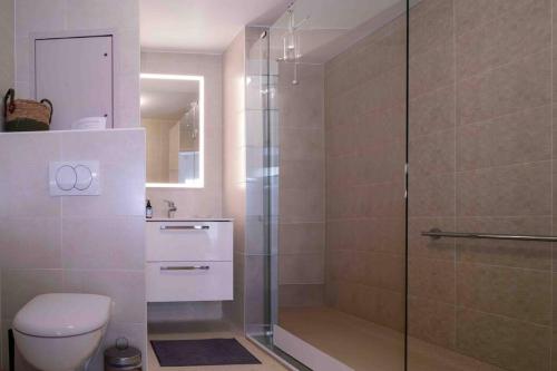 吕埃尔-马尔迈松Ravissant 2 pièces lumineux et moderne的带淋浴和卫生间的浴室