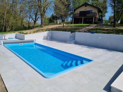 Stubička SlatinaHoliday Home Vito的一个带房子的庭院中的游泳池