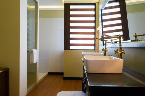 FuvahmulahFuvahmulah Central Hotel的一间带大型白色水槽和窗户的浴室