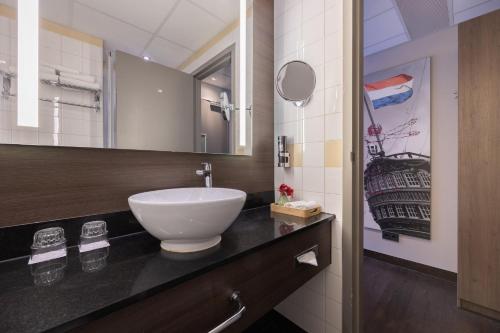 阿姆斯特丹阿姆斯特丹市中心莱昂纳多酒店的一个带白色碗水槽的柜台浴室
