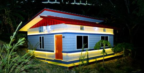 TigriShalini Batika & Eco Resort的红色屋顶房屋的模型