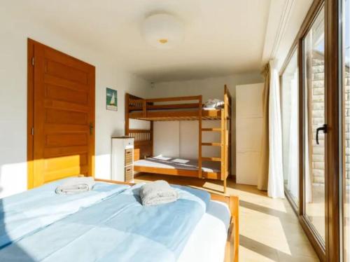 巴拉顿阿卡拉提亚Green Lake House - Private beach at Balaton的一间卧室配有一张大床和双层床。