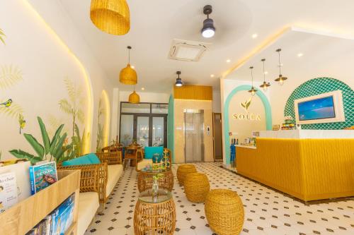 富国SOLÉA Hotel GrandWorld Phu Quoc的一间设有藤椅和柜台的餐厅