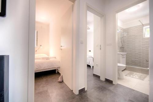 科米扎Apartmani Dule Komiža 2的白色的客房设有床和浴室。