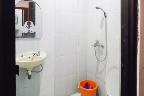 明古鲁省RedDoorz at Pantai Panjang Bengkulu 2的白色的浴室设有水槽和淋浴。