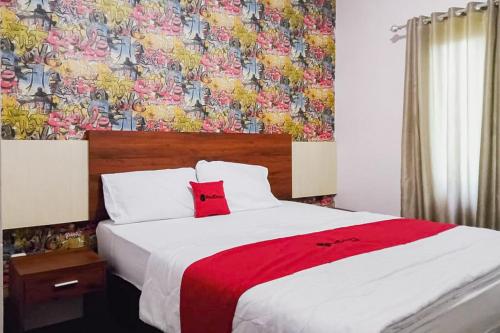 明古鲁省RedDoorz at Pantai Panjang Bengkulu 2的一间卧室配有一张带红色毯子的大床