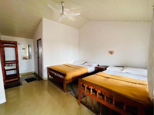 戈卡尔纳The Meraki Beach Resort的一间客房内配有两张床的房间