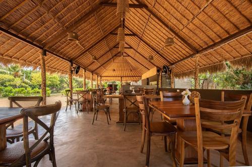 卡尔皮蒂耶Club Mango Resort的用餐室配有木桌和椅子